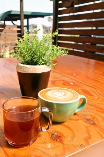 スペシャルティコーヒーとカフェラテ。暖かい日はテラス席で♪「KONDO COFFEE STAND（コンドウコーヒースタンド）」
