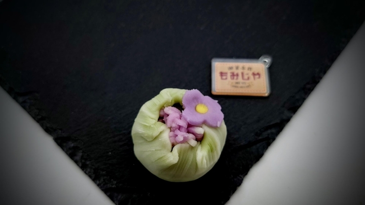 紫陽花「蛇の目傘あります　【もみじや　鴻巣市　和菓子】」