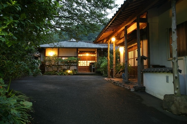 「はたご小田温泉 茶寮清泉亭」【懐かし空間】春夏秋冬　えがおでお迎え致します。