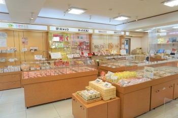 広い店内にずらりとピーナツ商品が並んでいます。「千葉ピーナツ 本八幡店」