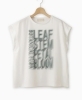 爽やか白Tで夏のお出かけコーデ「ボタニカルロゴTシャツとライトブルーアウターで春コーデ」