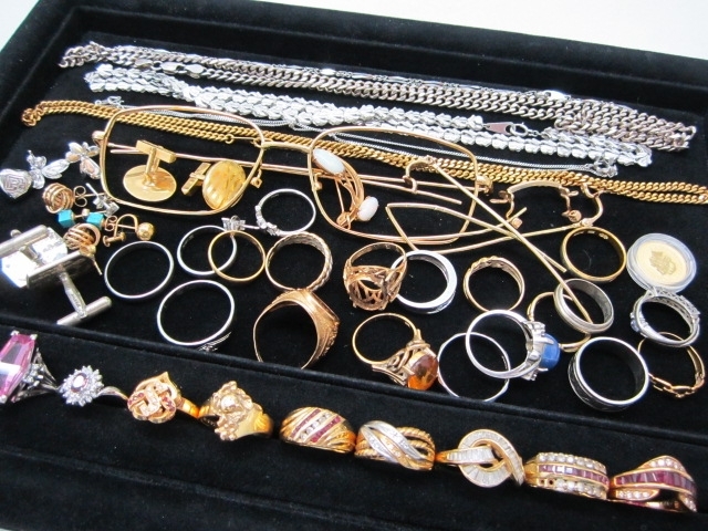 「指輪やネックレスはもちろん、18金メガネフレームや金歯などの貴金属のお買取りは、おたからやＪＲ伊丹店まで！」
