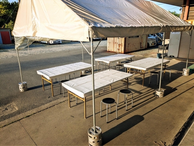 外にも飲食用のテントを設置しました「展示会 in 松阪市」