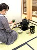 梶の葉を取って畳んだり折ったりの所作を行います「【夏休み】【初心者】【体験】茶道裏千家教室のお稽古【和文化】【憧れ】」