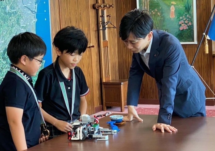 市長へロボットの仕組みを説明しました！「生徒2名が児童生徒栄誉賞を受賞しました【宮崎市のロボットプログラミング教室・習い事・プログラミング教室・ロボット教室】」