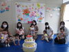 みんなで「はいチーズ！」「今日はお誕生日会がありました。」