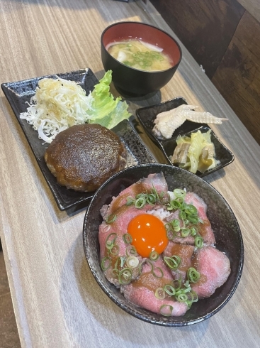 ランチ「ハンバーグとハーフローストビーフ丼セット」