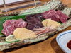 馬刺し四種盛りです。「12日からお盆休まず営業しています。」
