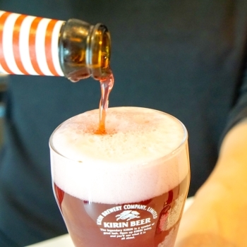 瓶ビールはグラスに注いで提供します「Tap Spot Perch」