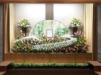 お花のご指定など、オリジナル祭壇のご要望も承ります「メモリアルホール 川西多田飛翔殿」