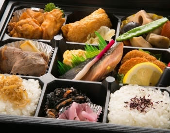 ご家庭で食べるのにオススメの彩り弁当（1404円）「新日本料理 伸幸」
