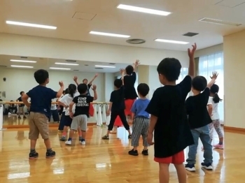 3歳から小学生の子どもたちが楽しく踊っています「葛西キッズダンススクール」