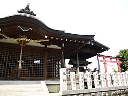八幡神社と小台稲荷神社。
境内からは馬絹方面を見晴らせる。
