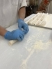 こだわり生地を丁寧に成形「静かな工房とパンの香り　BREAD chikumaの一日のはじまり」