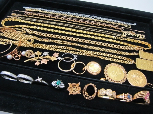 「指輪、ネックレスなど金、プラチナ、貴金属のお買取りなら、おたからやＪＲ伊丹店まで！」