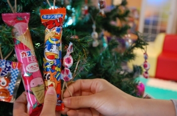 毎月14日はサンタの日☆　店内のツリーがお菓子ツリーに変身♪「カラオケサンタクロース八女本店」