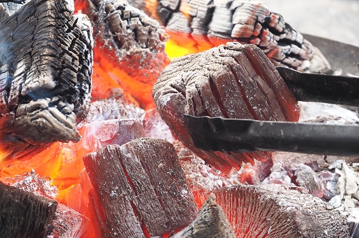 「（有）鳥海商店」「木炭たき火アドバイザー」が、とびきりの「炭」を紹介します