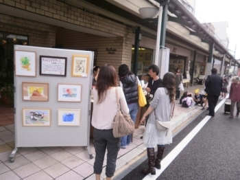 珍しい活動。ストリートでのアート展風景