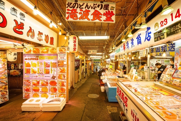 「北のどんぶり屋 滝波食堂」三角市場内の鮮魚店が提供する新鮮な魚介類が味わえる店