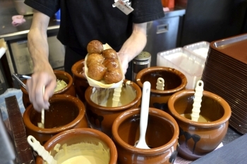 カリカリに焼き上がったたこ焼きを、特製ソースでどうぞ！「大釜屋 和歌山店」