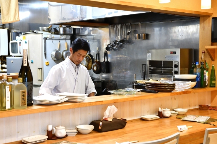 「くずし割烹 莟（つぼみ）」料理人自ら毎朝獲った新鮮な魚介類をカジュアルな日本料理で提供