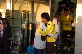 こちらは試合に向かう選手のロッカーアウト。<br>石崎監督と抱き合う杉山浩太選手（MF）。