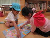 図書室で大型絵本を見つけたよ！「憧れの小学生と遊んだよ！」
