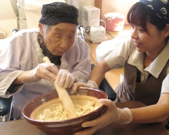 一緒に楽しみながら料理を作ります「社会福祉法人愛誠会 特別養護老人ホーム唐松荘」