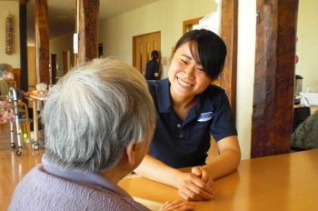 スタッフもご利用者様も、毎日笑顔で過ごしています「介護付有料老人ホーム ウェルハート加治川の里」