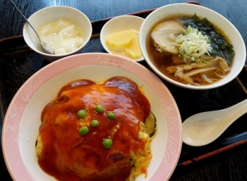 天津飯と半ラーメンセット
甘酢の効いたアンが美味しい天津飯「北京飯店」