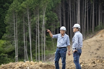 広大な土木工事現場を俯瞰しながら、綿密に打ち合わせします。「宗宏工業株式会社」