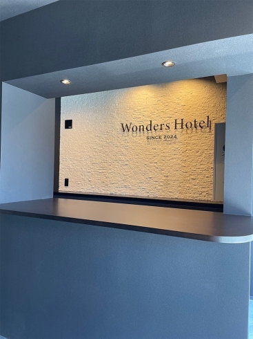 ホテルフロント「「ワンダーズホテル」オープンに向けて準備中！」
