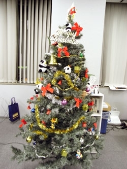 事務所の中心にある、180センチのクリスマスツリー（ナカムラ所有）。