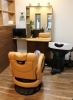 木のぬくもりを感じられる店内でおくつろぎください。「Hair Stylist Salon KUSSY（クッシー）」