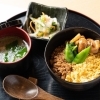 小とりそぼろ三色丼～スープ付