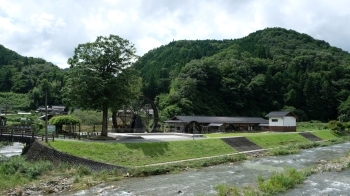 周りには自然がたくさん！「神郷 紙の館・水車」