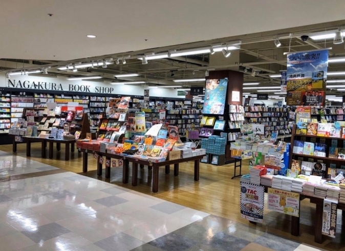 「長倉書店 サントムーン店」大きなワンフロアに各担当者が厳選した本をセレクト！