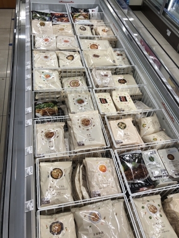 忙しい時に助かる冷凍食品も種類豊富「ローソン川西清和台西店」