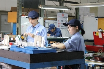 工場内では女性社員の方々が活き活きと作業中