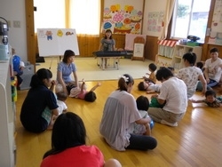 リトミックあそびで心も体もの～びの～びと。「朝日町子育て支援センターひまわり幼児園」