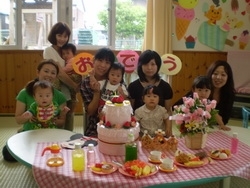 みんなでお祝いする誕生会は、どの子も嬉しくてニッコリ！「朝日町子育て支援センターひまわり幼児園」