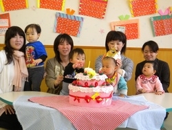 みんなでお祝いする誕生会は、どの子も嬉しくてニッコリ！「朝日町子育て支援センターいちご保育園」