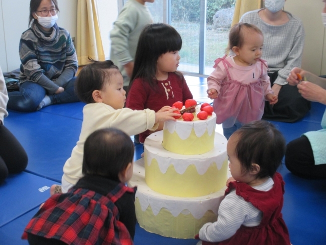 みんなでケーキに飾りつけ「今日はお誕生日会がありました。」