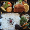 幕の内弁当　白身フライ　すり身揚げと野菜の煮物「明日の日替り弁当は「角煮丼」」