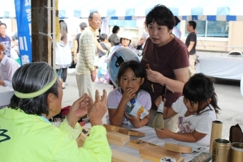 子ども達は浅水屋さんの道具にも興味津々