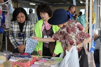 手作り小物の説明をする石塚さん