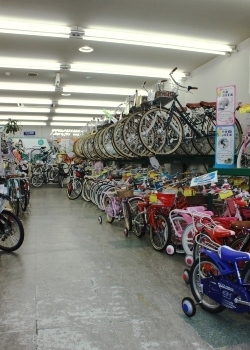 とにかく広い！　入口から奥まで、所せましと並ぶ自転車。「サイクルメイト土橋 福島店」