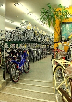 外からは見えない店内奥にも、ご覧のように自転車がぎっしり！「サイクルメイト土橋 福島店」