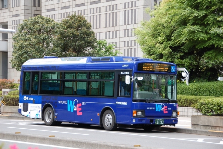 「新宿WEバス（新宿駅周辺循環型バス）」新宿駅周辺の足として、軽快に運転中！