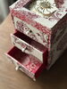 「赤い花柄が印象的な、小さな3段チェスト風カルトナージュBOX」